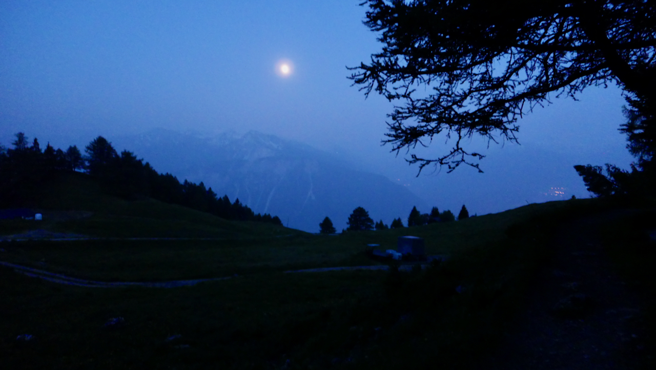 marcher au clair de lune entre Sion et Sierre