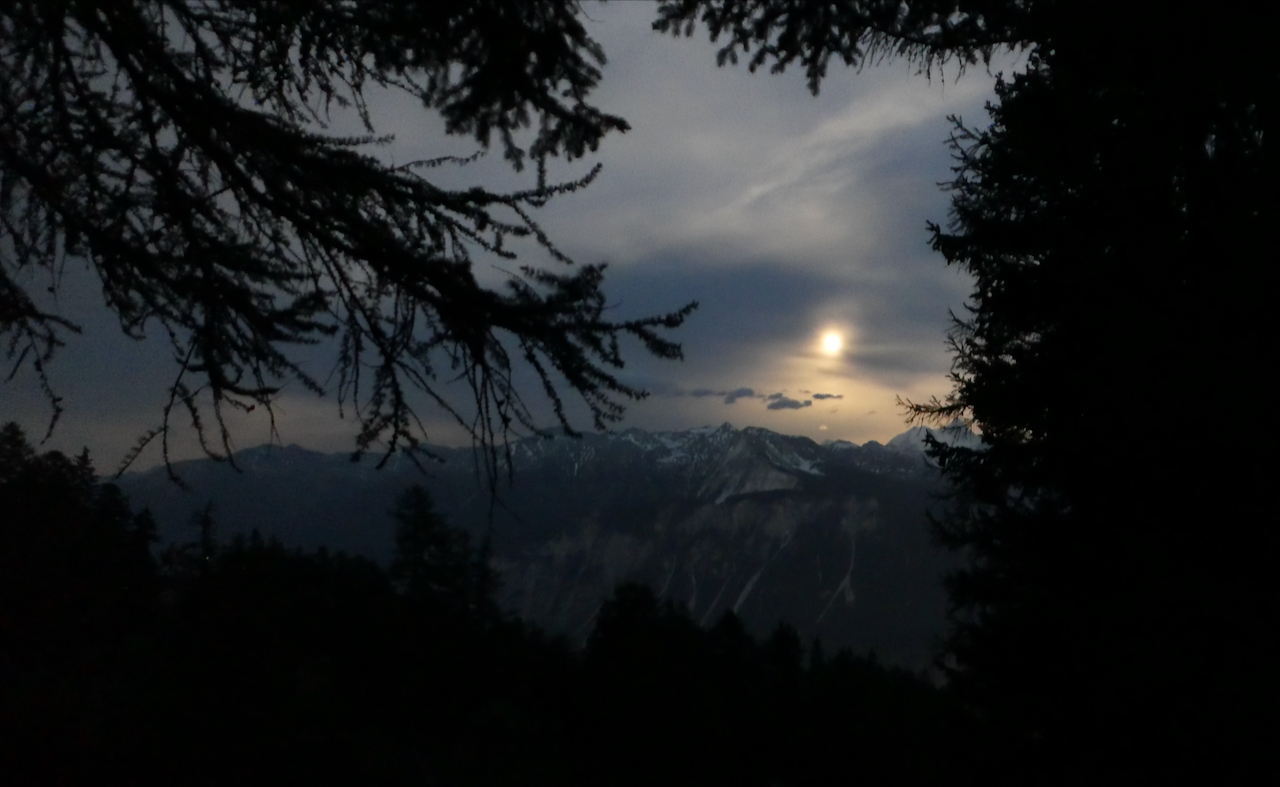 Paysage nocturne en Valais lors d'une marche nocturne favorisant le calme intérieur et un meilleur sommeil
